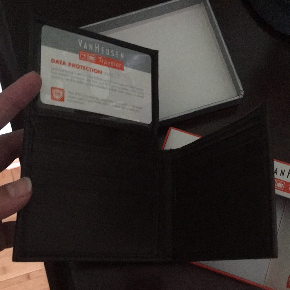 VanHeusen Traveler Bifold Wallet - Picture 3 of 4
